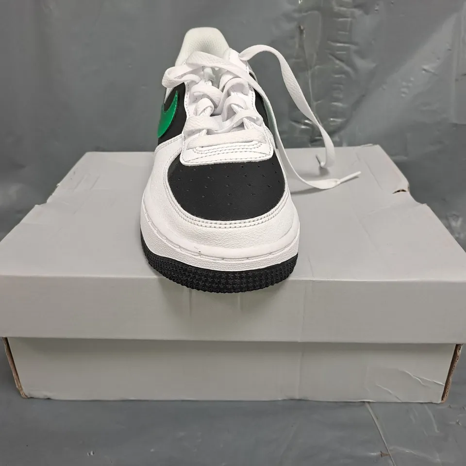 BOXED PAIR OF NIKE AIR FORCE 1 SHOES IN WHITE/BLACK/GREEN SIZE UK 4.5