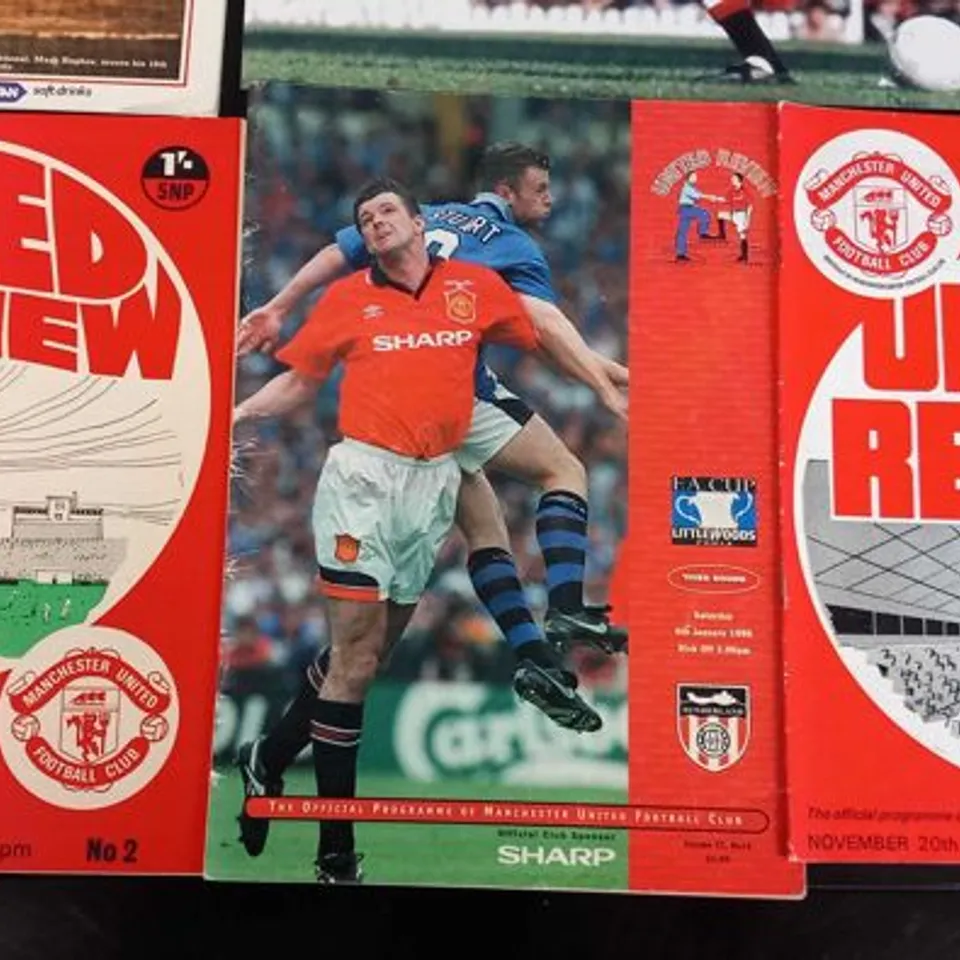 SMALL COLLECTION OF MANCHESTER UNITED MEMORBILIA TO INCLUDE PHOTOGRAPHS AND PROGRAMMES;