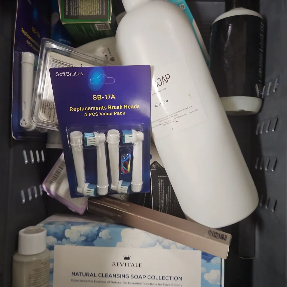 APPROXIMATEY 20 ASSORTED HEALTH AND BEAUTY PRODUCTS TO INCLUDE - HARRY'S SHAVE CREAM - CHILD'S FARM BUBBLE BATH - PANTENE ARGAN INFUSED OIL - ETC