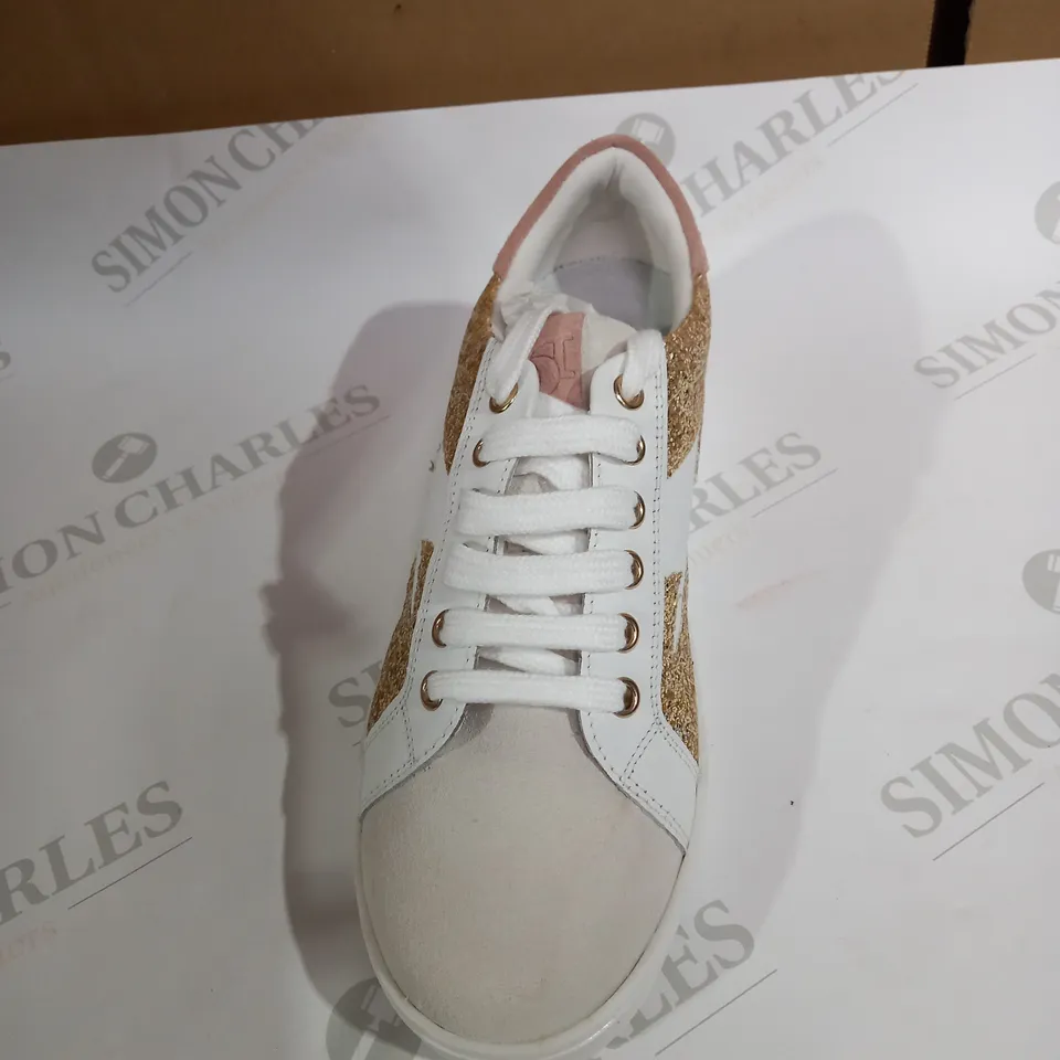 DUNE WHIT ,GOLD AND PI TRAINERS SIZE 5 