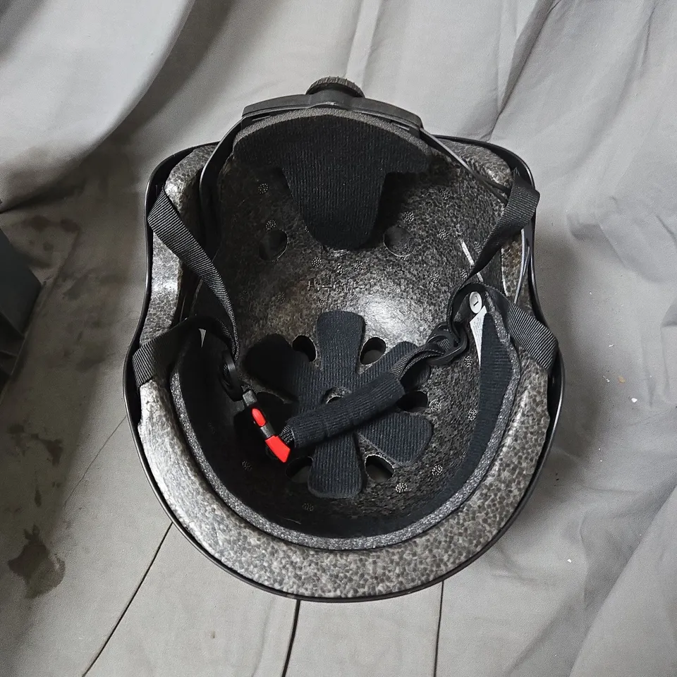 2 X BLACK CYCLING HELMET WITH MULTI-VENT DESIGN AND ADJUSTABLE STRAP