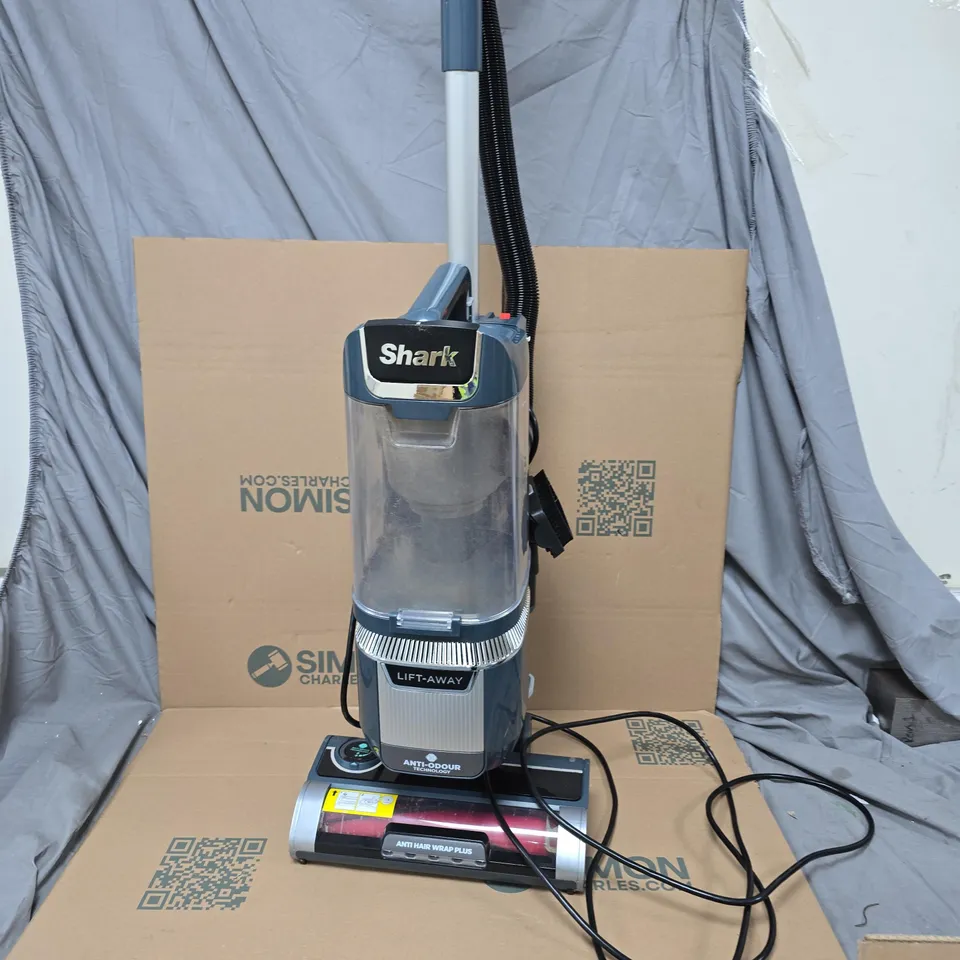 SHARK VACUUM CLEANER – UPRIGHT LIFT-AWAY, MODEL NE700UK