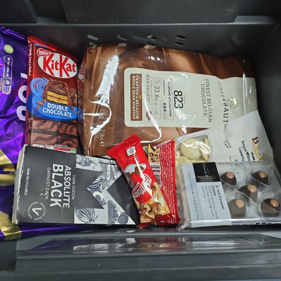 LOT OF 13 ASSORTED CHOCOLATE ITEMS TO INCLUDE HOTEL CHOCOLATE, BOUNTY AND LINDT