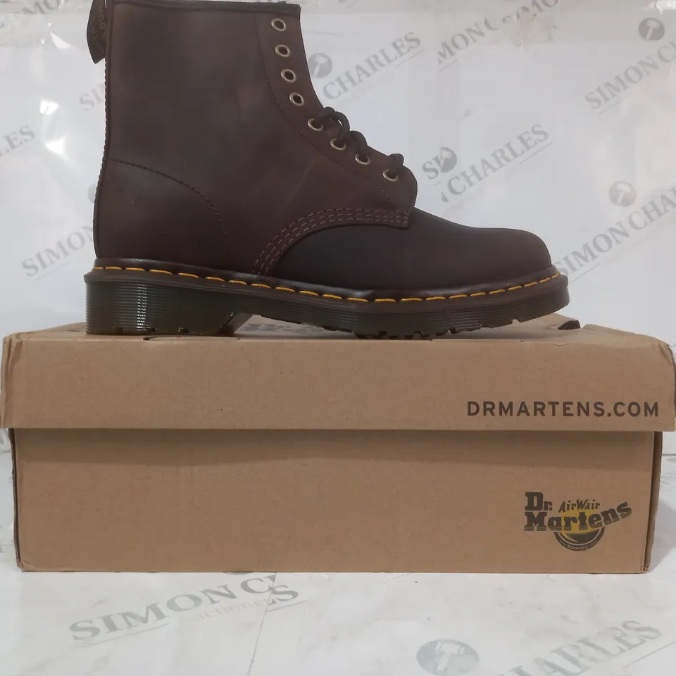 BOXED PAIR OF DR MARTENS 1460 BOOTS IN DARK BROWN UK SIZE 6.5