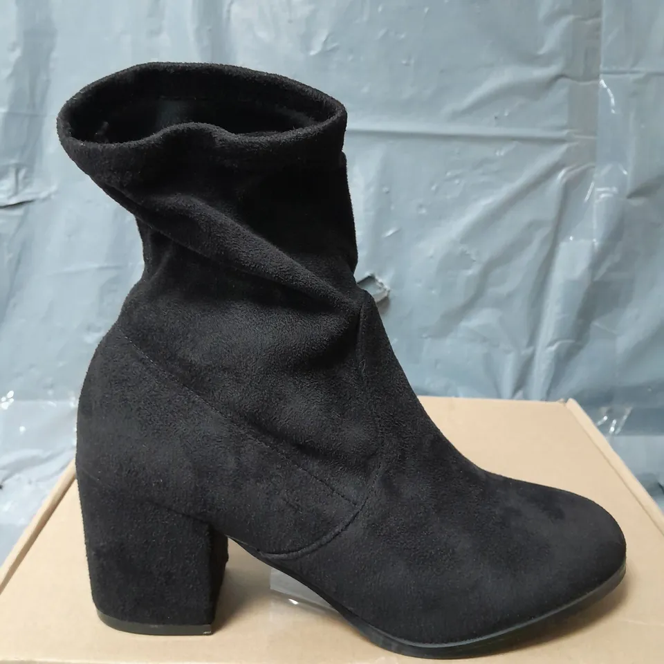 BLOCK HEEL SOCK BOOT - BLACK - SIZE 4