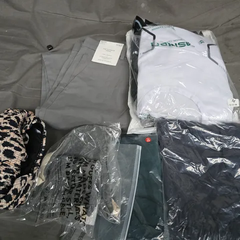 APPROXIMATELY 35 ASSORTED CLOTHING ITEMS IN VARIOUS SIZES, STYLES & COLOURS TO INCLUDE TOPS, TROUSERS, SWEATERS, ETC - COLLECTION ONLY