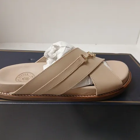 FAIRFAX & FAVOR WOMEN'S SOUTHWOLD SANDAL – STONE LEATHER - UK 3
