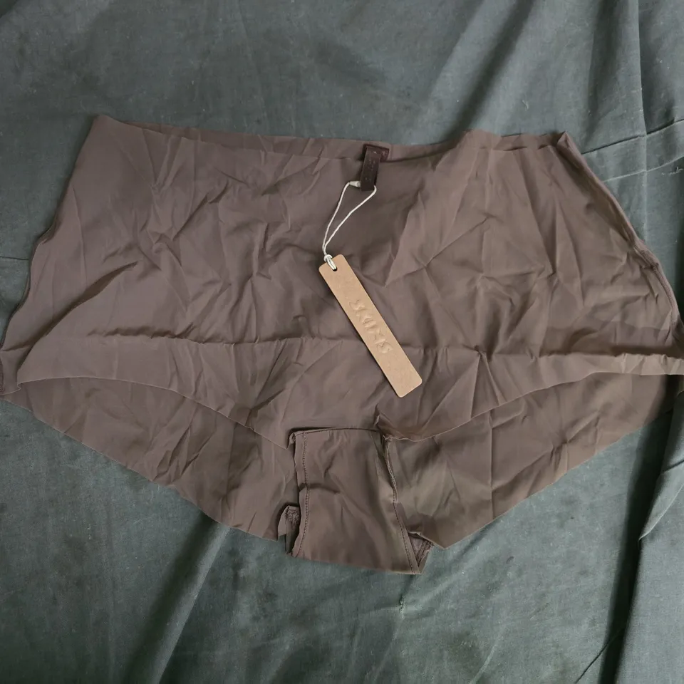 SKIMS INVISIBLE BOYSHORT IN UMBER - LARGE