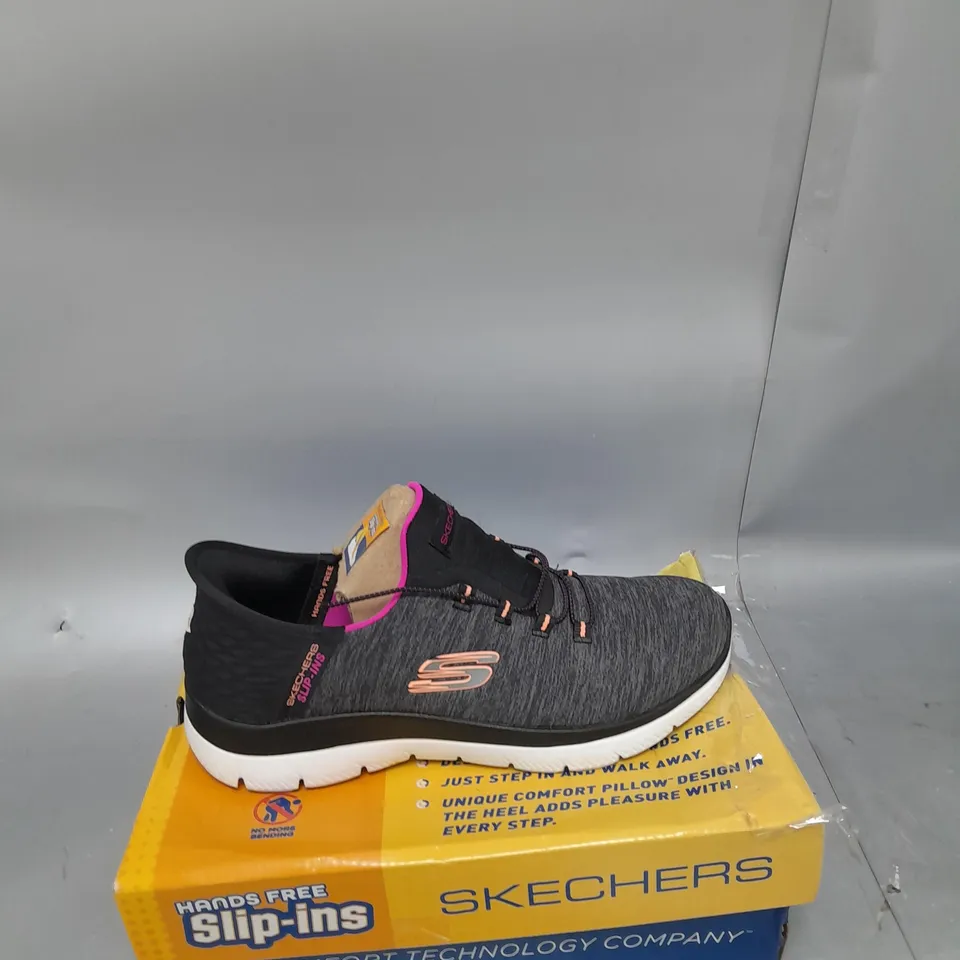 BOXED PAIR OF SKETCHERS SUMMIT SLIP ON TRAINER BLACK SIZE 5