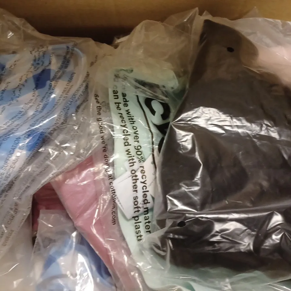 APPROXIMATELY 20 ASSORTED COTTON ON CLOTHING ITEMS TO INCLUDE FLEECE LINED HALF ZIP LONG SLEEVE TOP IN WHITE PEPPER SIZE L, PLUSH CROPPED LONG SLEEVE ZIP THROUGH TOP IN WHISPER WHITE SIZE XL