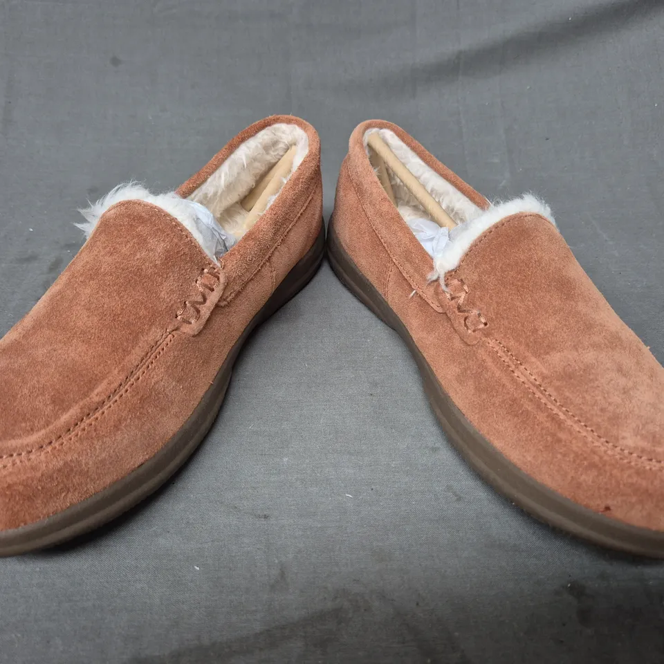 BOXED PAIR OF VIONIC SLIPPERS IN TOFFEE UK SIZE 6