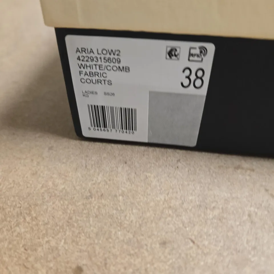 BOXED PAIR OF KURT GEIGER ARIA LOW2 WHITE/COMB FABRIC COURTS – UK 5