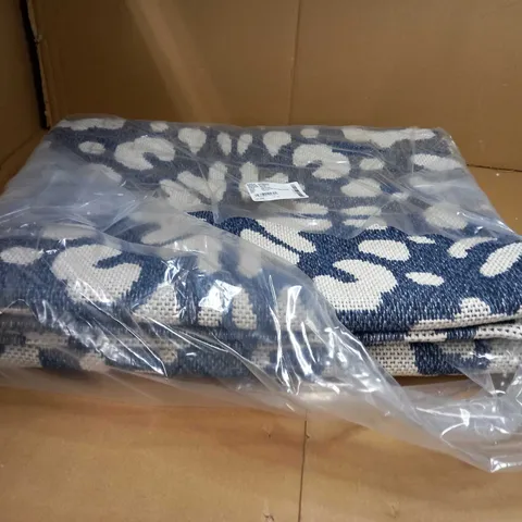 PACKAGED BLUE/WHITE HARD WEARING RUG