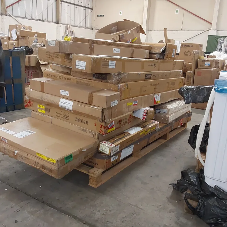LARGE PALLET OF ASSORTED FURNITURE PARTS/CONSUMER PRODUCTS 