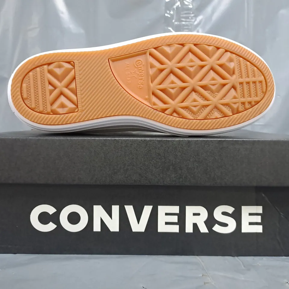 BOXED PAIR OF CONVERSE WOMEN'S SHOES IN SAND DUNE SIZE UK 4
