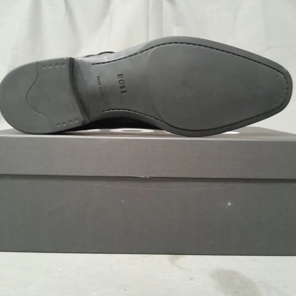 BOXED PAIR OF BOSS DRESS SHOES IN BLACK UK SIZE 8