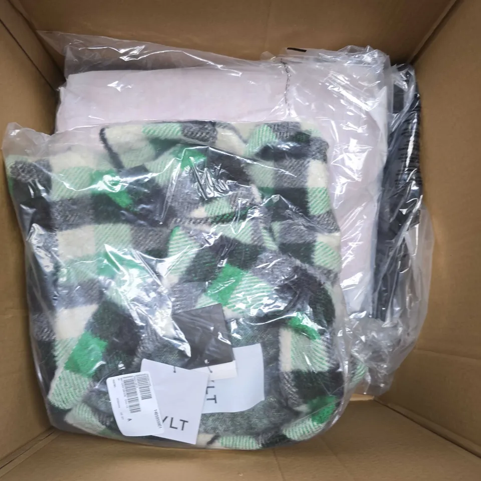 APPROXIMATELY 15 ASSORTED CLOTHING AND FASHION ITEMS IN VARIOUS STYLES, SIZES, AND COLOURS