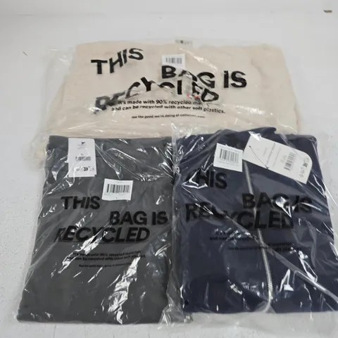 APPROXIMATELY 15 ASSORTED CLOTHING ITEMS IN VARIOUS SIZES, COLOURS & STYLES TO INCLUDE PLUSH FITTED ZIP THROUGH, CLASSIC FLEECE HOODIE, HONEY PANT, ETC