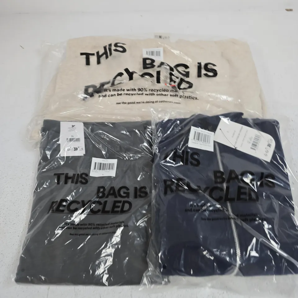 APPROXIMATELY 15 ASSORTED CLOTHING ITEMS IN VARIOUS SIZES, COLOURS & STYLES TO INCLUDE PLUSH FITTED ZIP THROUGH, CLASSIC FLEECE HOODIE, HONEY PANT, ETC
