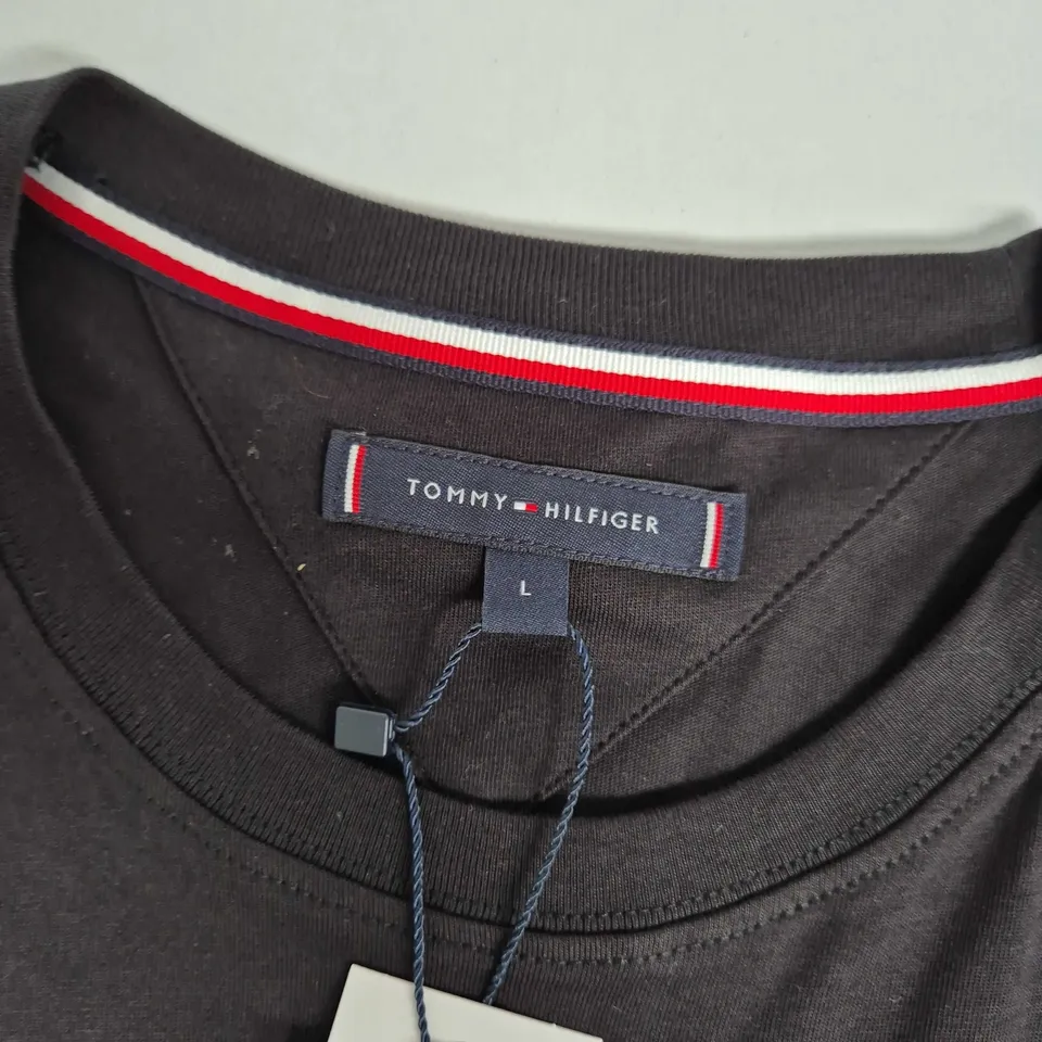 TOMMY HILFIGER BASIC CREWNECK TEE IN BLACK - LARGE