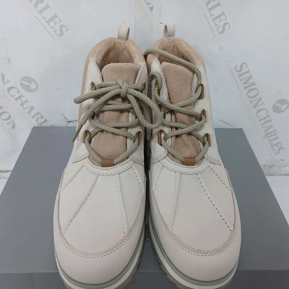 VIONIC NOLAN WATERPROOF WHITE/BEIGE BOOTS SIZE 6 - BOXED 