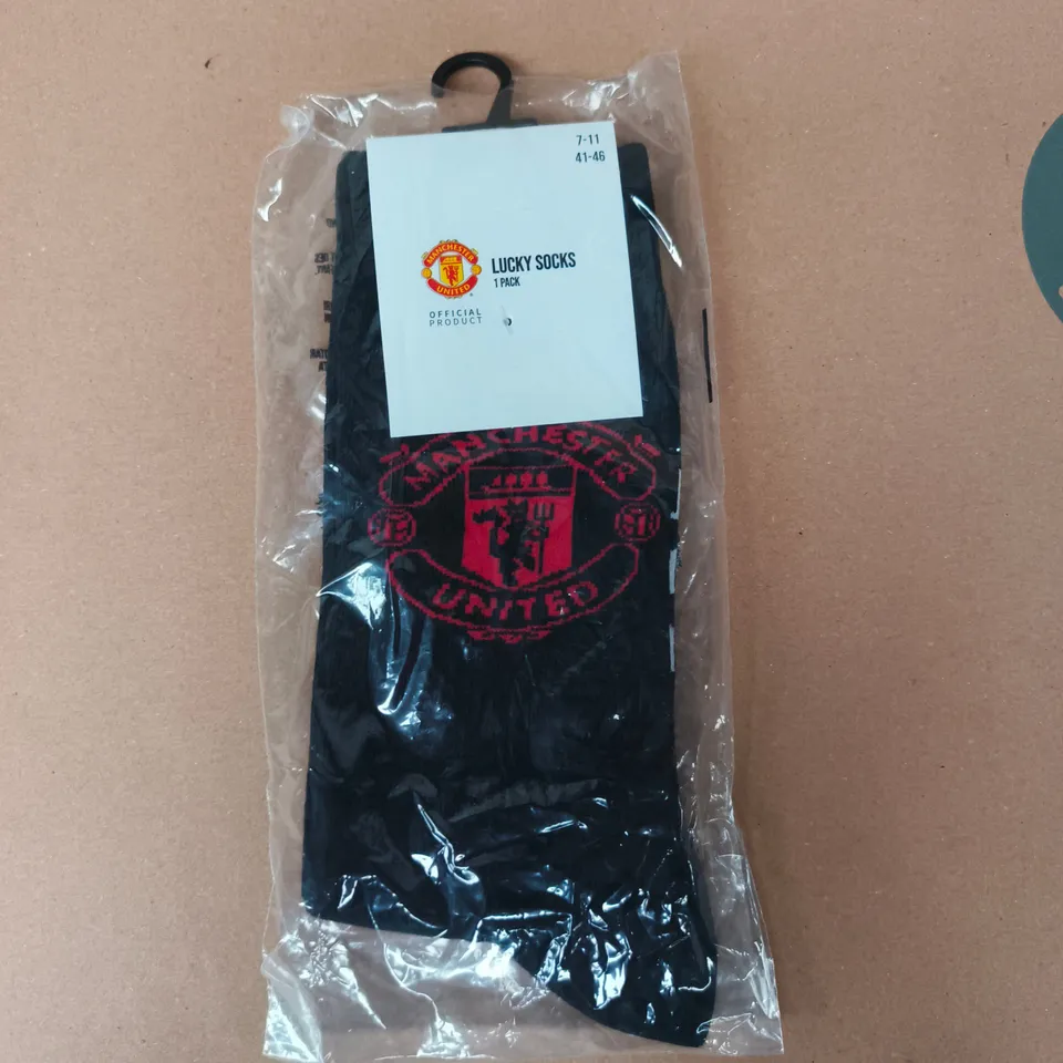 MANCHESTER UNITED PAIR OF SOCKS IN BLACK/RED SIZE 7-11