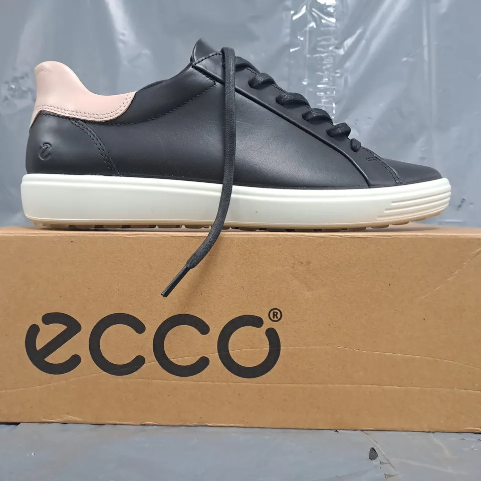 BOXED PAIR OF ECCO SHOES IN BLACK SIZE UK 7.5