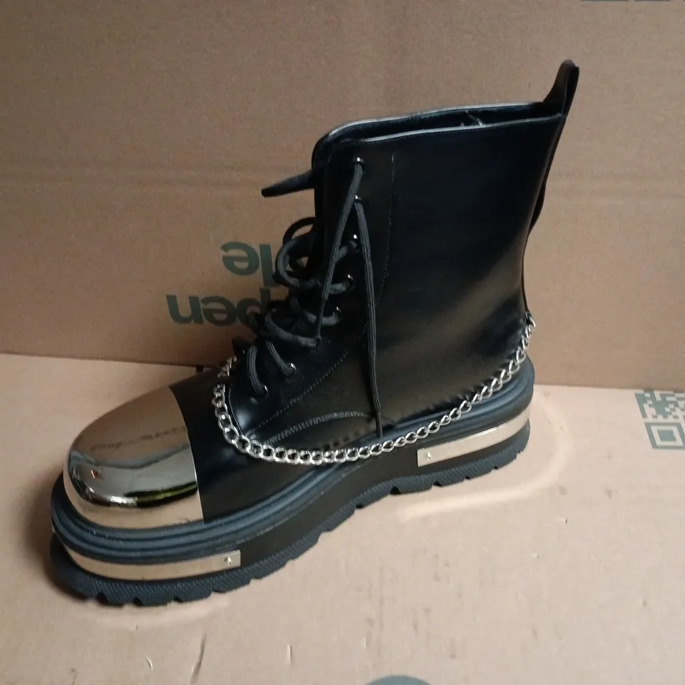 UNBOXED KOI METAL TOES CHAIN DETAIL BOOTS IN BLACK - UK 9