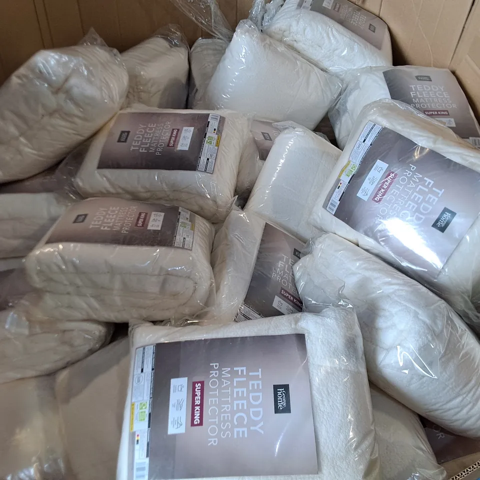 PALLET CONTAINING A LARGE QUANTITY OF AS NEW TEDDY FLEECE SUPER KING MATTRESS PROTECTORS
