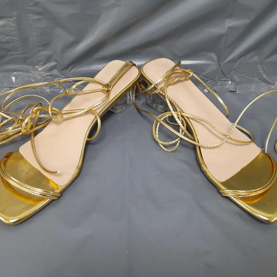 BOXED PAIR OF DESIGNER OPEN TOE LOW BLOCK HEEL STRAPPY SANDALS IN METALLIC GOLD EU SIZE 42