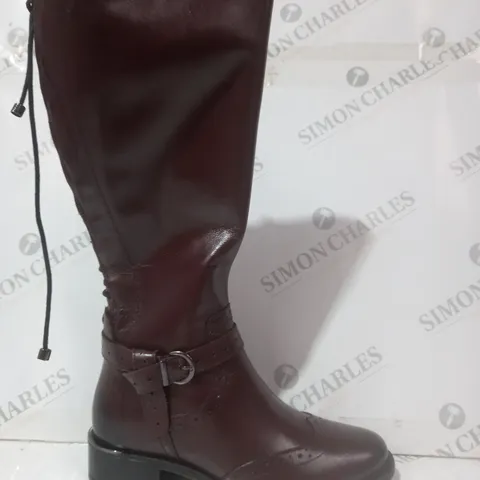 BOXED PAIR OF MODA IN PELLE SASSKIA KNEE HIGH BOOTS IN BURGUNDY SIZE 6