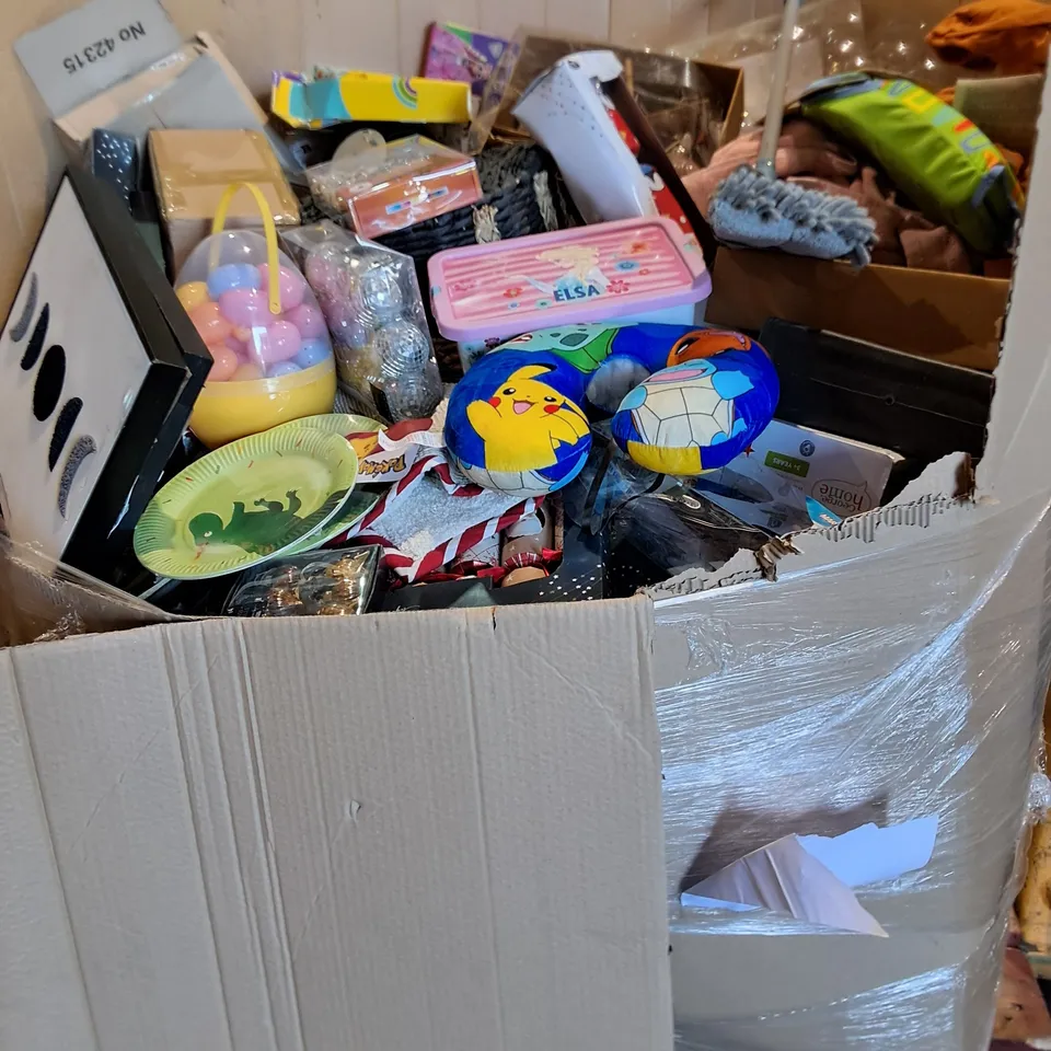 PALLET OF ASSORTED HOUSEHOLD ITEMS TO INCLUDE SEASONAL DECORATIONS, HOME FABRICS AND TOYS