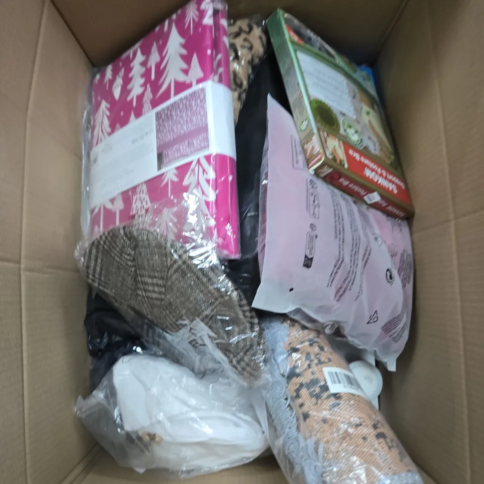 LARGE BOX OF ASSORTED ITEMS TO INCLUDE RUGS, CLOTHING AND DUVET SETS