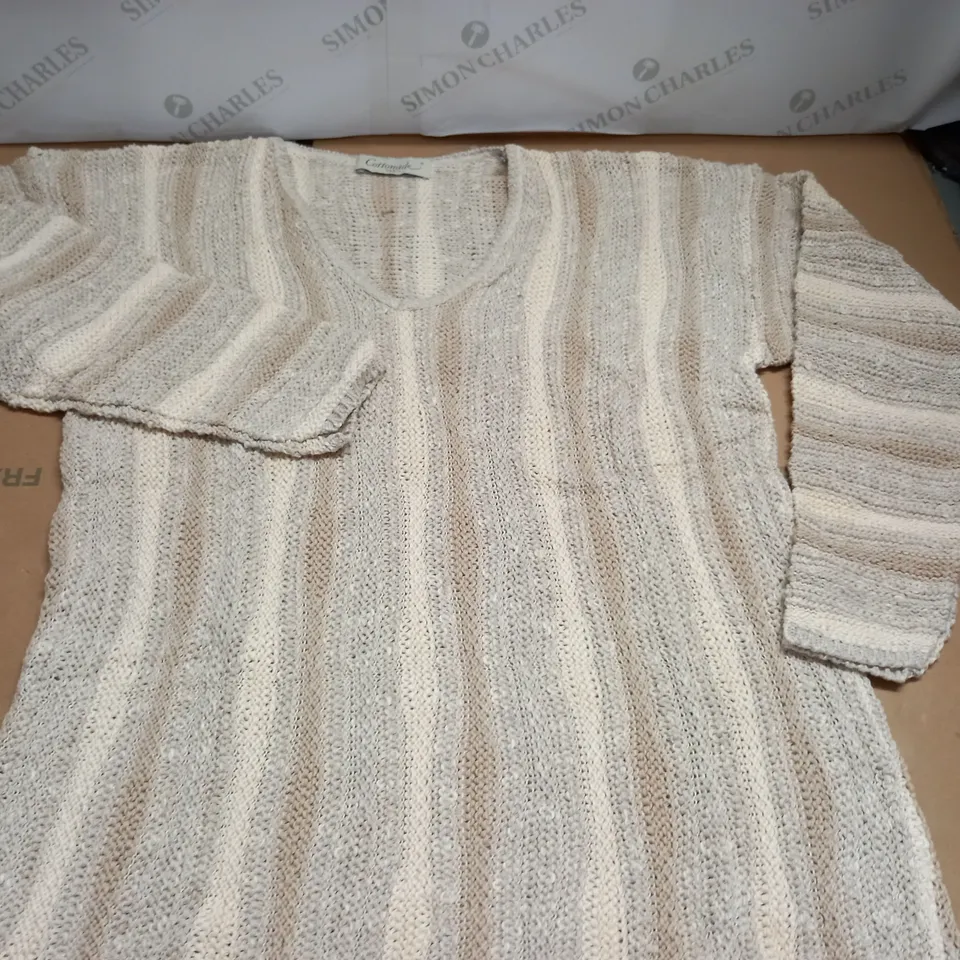 LOT OF APPROXIMATELY 18 COTTONADE V-NECK JUMPERS - SIZE UNSPECIFIED
