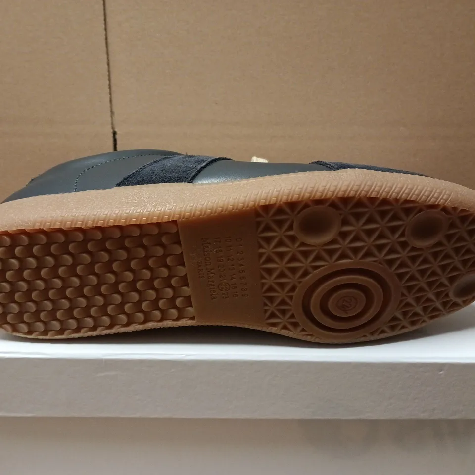 BOXED PAIR OF MAISON MARGIELA MENS SPORTS SHOES LAMBSKIN & CALF-SPLIT IN NAVY - SIZE 22