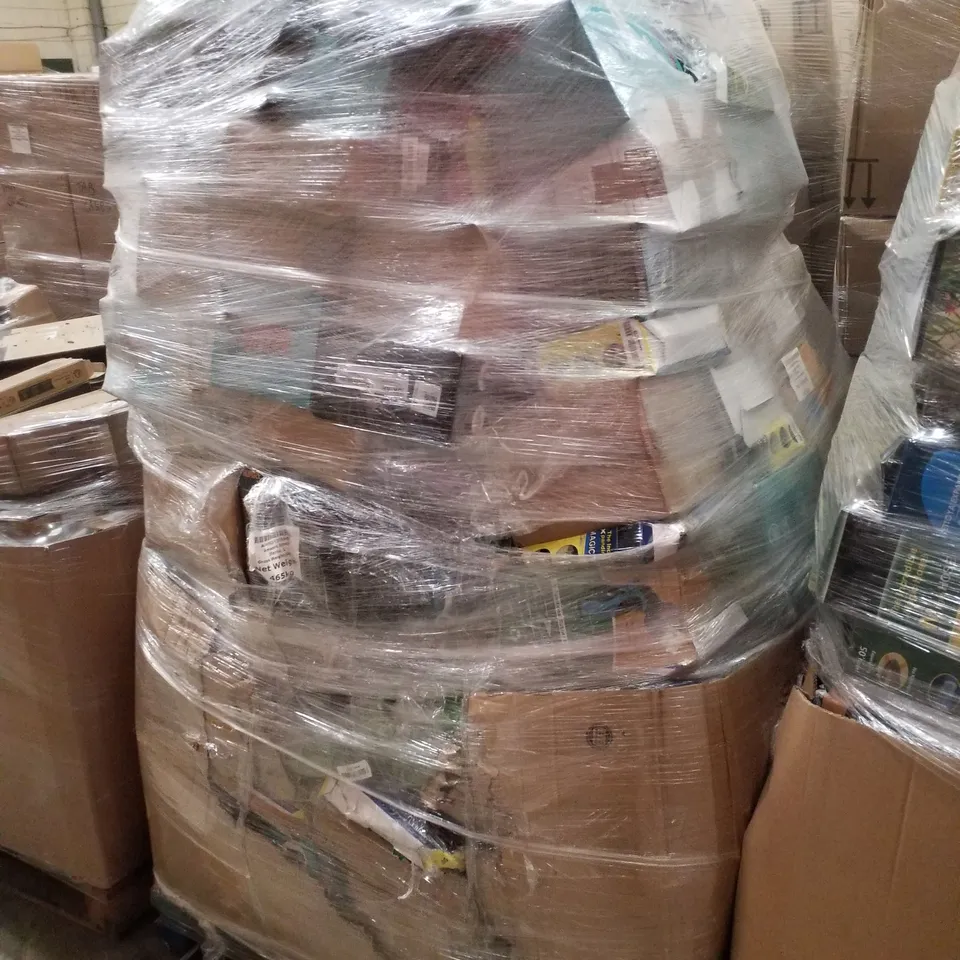 PALLET CONTAINING ASSORTED GARDEN HOSES