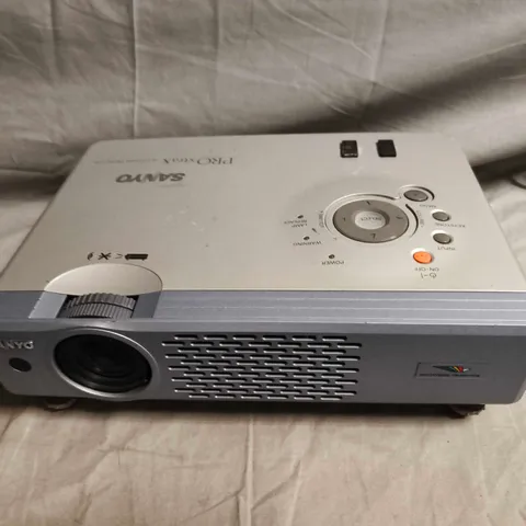 SANYO PLC-XU41 PROJECTOR
