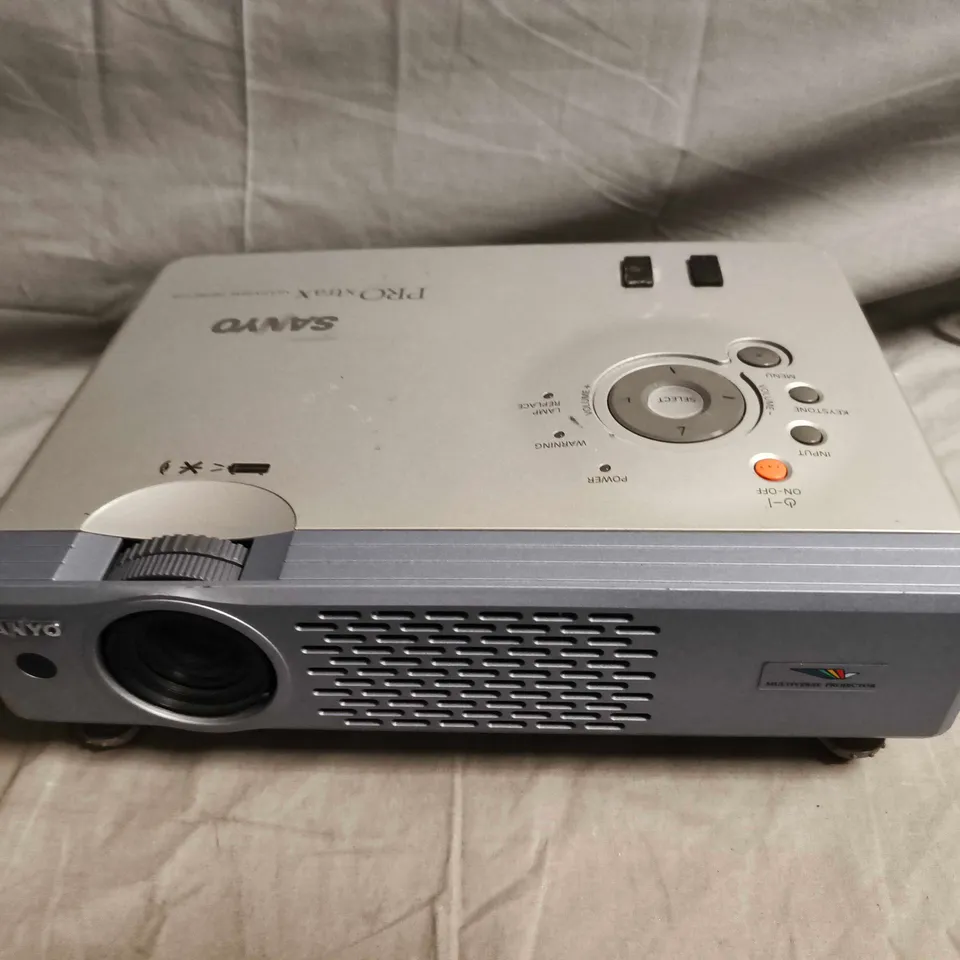 SANYO PLC-XU41 PROJECTOR