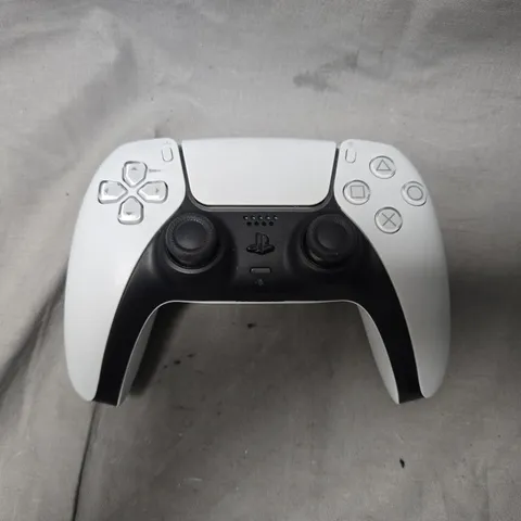 SONY PLAYSTATION 5 DUALSENSE WIRELESS CONTROLLER – WHITE/BLACK (CFI-ZCT1W)