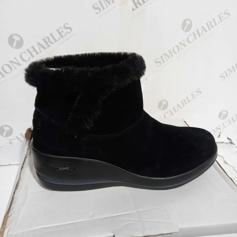 SKECHERS BLACK WEDGE BOOTS - SIZE 5.5