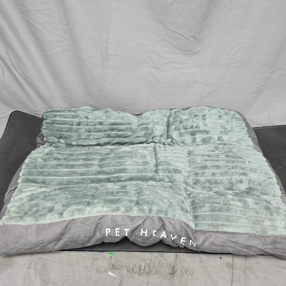 PET HEAVEN PLUSH PET BED – GREY WITH TEAL TOP
