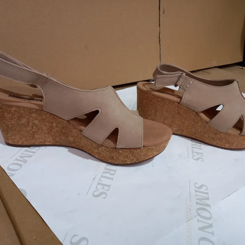 BOXED CLARKS ANNADEL BARI WEDGE SANDAL WIDE FIT BEIGE STYLE SIZE 6