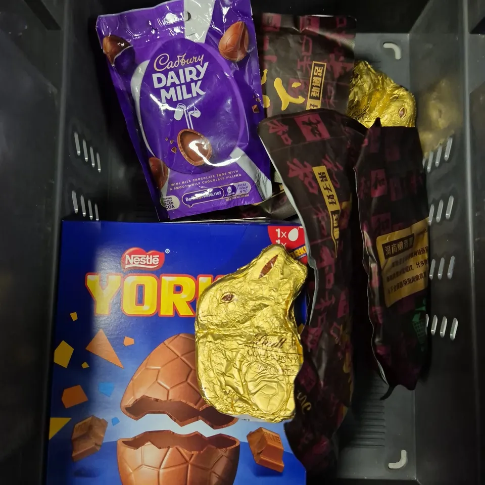 APPROXIMATELY 10 ASSORTED FOOD/DRINK PRODUCTS TO INCLUDE CHOCOLATE SELECTION, SESAME SEEDS, YORKIE EGG ETC 