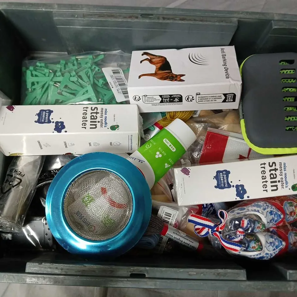 APPROXIMATELY 15 ASSORTED HOUSEHOLD ITEMS TO INCLUDE JEWELLERY CLEANER, ANTI BARKING DEVICE, STAIN TREATER, ETC