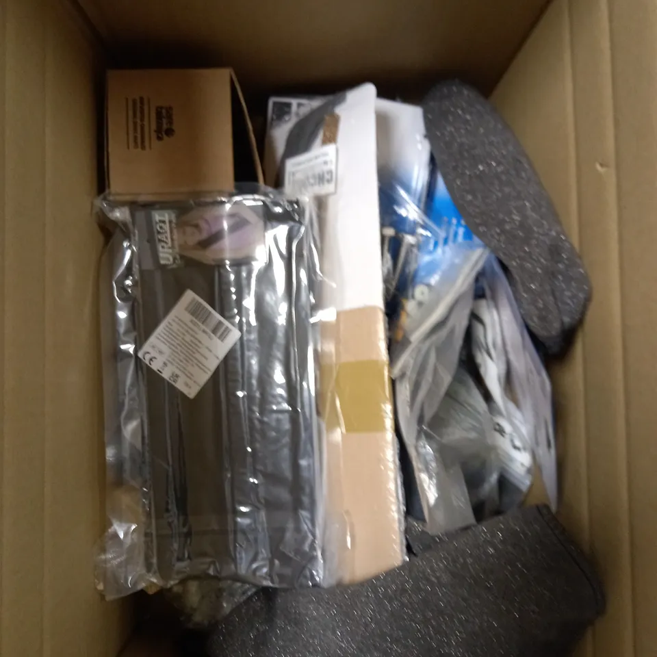 BOX OF APPROXIMATELY 15 ASSORTED VEHICULAR PARTS & ACCESSORIES TO INCLUDE AIR FILTER, FLEXIBLE EXHAUST PIPE, BICYCLE PUMP ETC 