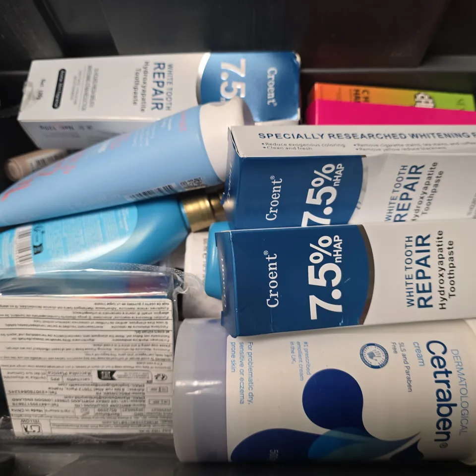 APPROXIMATELY 13 ASSORTED HEALTH & BEAUTY ITEMS TO INCLUDE - VASELINE BABY PROTECTING JELLY , THE ORDINARY HYLURONIC ACID 2% B5 , CROENT WHITE TOOTH REPAIR ETC