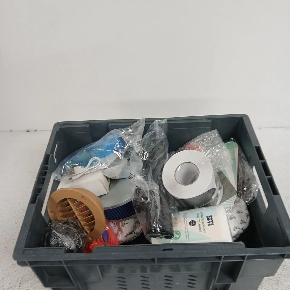 TOTE OF APPROXIMATELY 10 ASSORTED ITEMS INCLUDING A PADLOCK, ION8 STRAW  AND EVER BUILD EVERFLEX BATH AND SANITARY SILICONE