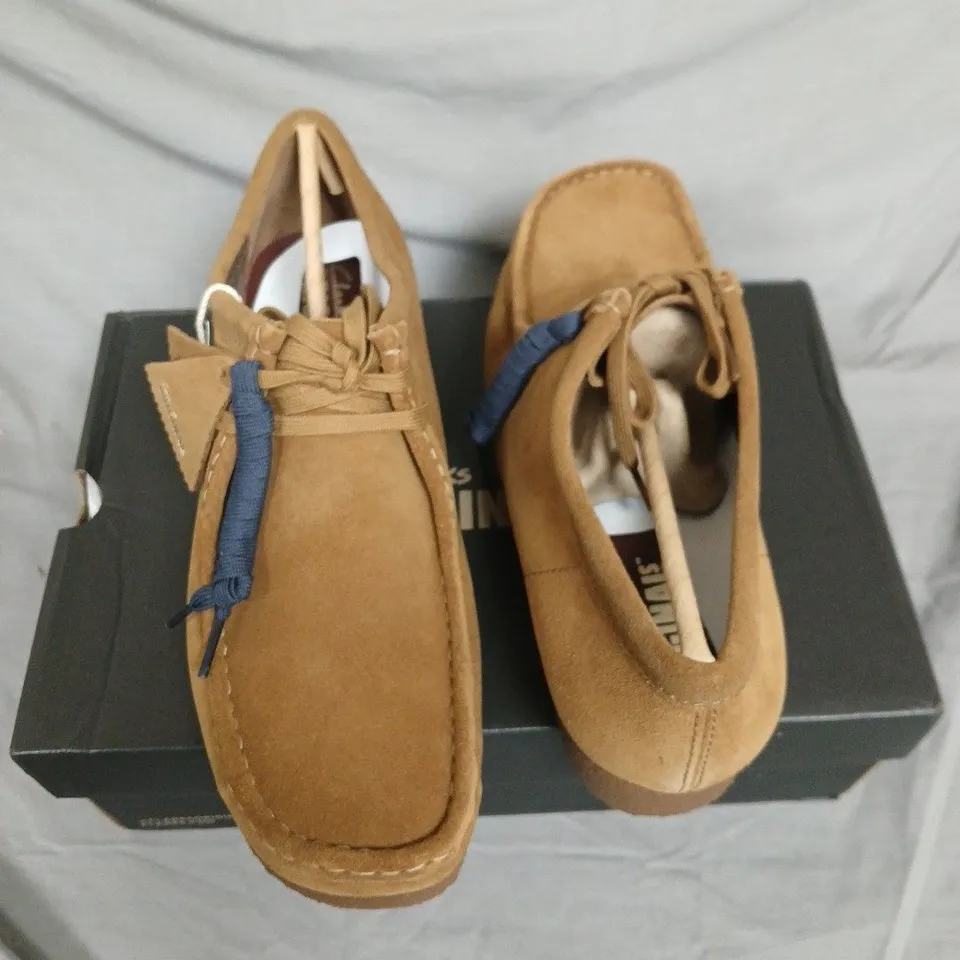 BOXED CLARKS ORIGINALS WALLABEE SHOES IN COLA SUEDE -  UK 10½G