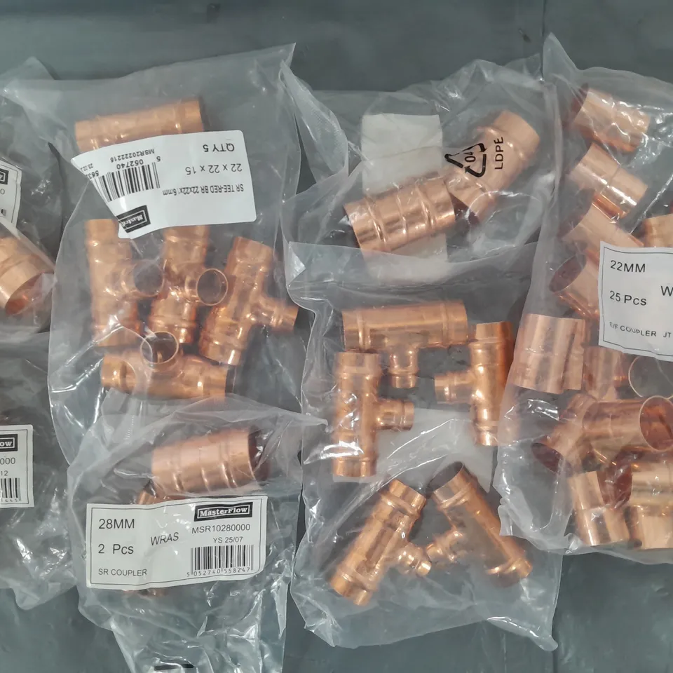APPROXIMATELY 900 ASSORTED MASTERFLOW COPPER PIPE FITTINGS TO INCLUDE SOLDER RING ELBOW, SOLDER RING REDUCER TEE, ENDFEED COUPLER ETC