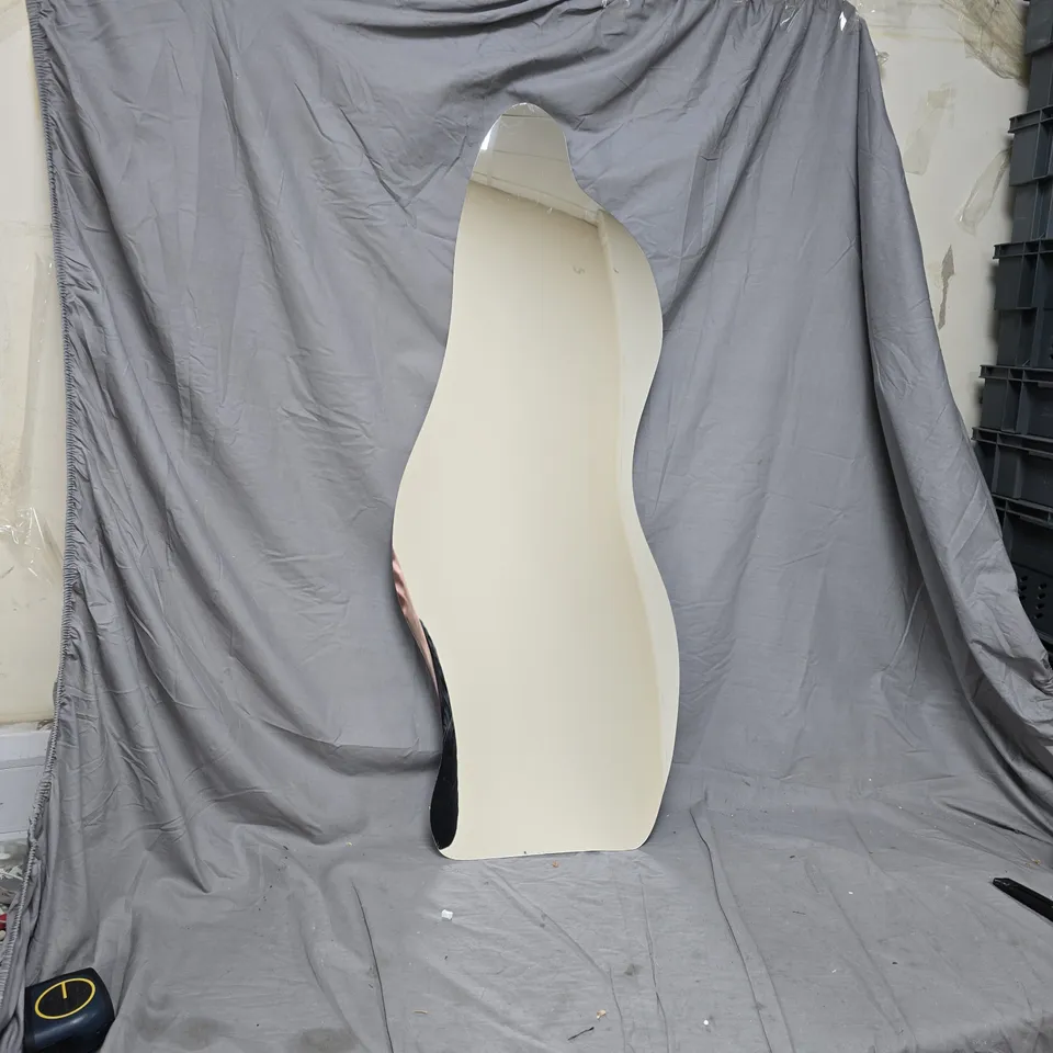 CAGE OF APPROXIMATELY 15 ASSORTED ITEMS TO INCLUDE: MIRROR AND FOAM FLOOR